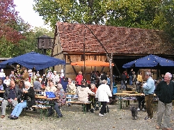 Bild 1: Alljährlich ein Publikumsmagnet: das Herbstfest auf dem Bauernhof des Kulturschlosses in Spremberg. / Landkreis Spree-Neiße