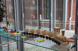 Bild 1: Neue Ausstellung in der Kreishaus-Vitrine / Pressestelle Landkreis Spree-Neiße