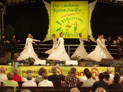 Bild 1: Künstler und Volkstanzgruppen präsentieren mitreißend ihre Heimat und Kultur mit Musik und Tanz auf der alljährlichen Internationalen Folklorelawine / Pressestelle Landkreis Spree-Nei&