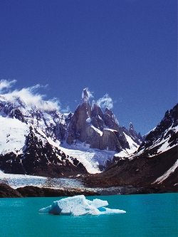 Bild 1: Der Cerro Torre und die Laguna Torres (Argentinien). / www.aufbrechen.de