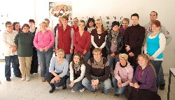 Bild 1: im Bild: Klassenlehrerin Annika Herzke (1. Reihe links), Koordinatorin Ute-Anita Pucklitzsch (1. Reihe rechts)  / Regionalbudget