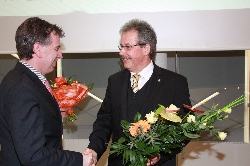 Bild 2: Glückwünsche nach der gewonnenen Landratswahl gab es auch vom Fraktionsvorsitzenden der CDU, Klaus-Dieter Fuhrmann (links) / Jana Weber, Pressesprecherin des Landkreises Spree-Neiße
