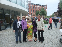 Bild 1: Koordinatorinnen an den Standorten Guben, Forst, Spremberg und Kolkwitz beim Familienfest des Jugendamtes am 1.6.2011 im Kreishausgelände in Forst / Naemi-Wilke-Stift Guben