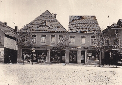 Bild 1: Historisches Foto aus Spremberg, hier Am Markt 13/14 (heutiges City-Center, links im Bild Jägerstraße) / Kreisbibliothek Spree-Neiße