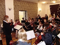 Bild 1: gemeinsame Probe der Musikschüler in &#379;ary / Musik- und Kunstschule