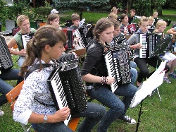 Bild 1: Akkordeonprojektorchester der Musik- und Kunstschule Johann Theodor Römhild des Landkreises Spree-Neiße / Musik- und Kunstschule