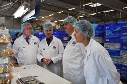 Bild 2: Spreeback GmbH in Krieschow: von links: Rüdiger Albert, Werksleiter Spreeback GmbH Joachim Lang, Landrat, Martina Rentsch / Pressestelle des Landkreises Spree-Neiße