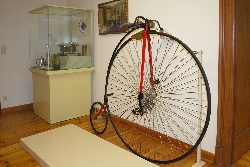 Bild 1: Noch sind einige Handgriffe beim Aufbau der Sonderausstellung zu tun, doch bis zur Eröffnung am 14. Juli um 19 Uhr ist alles fertig / Eckbert Kwast