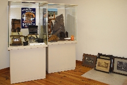 Bild 2: Noch sind einige Handgriffe beim Aufbau der Sonderausstellung zu tun, doch bis zur Eröffnung am 14. Juli um 19 Uhr ist alles fertig / Eckbert Kwast