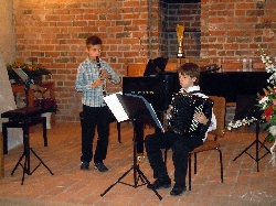 Bild 1: Konrad Klemba - Justus Mitzscherlich (v.l.n.r.) beim Wettbewerbsvorspiel des Musikwettbewerbes / Isabell Barz