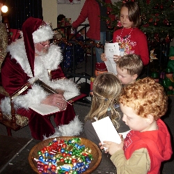 Bild 1: Auch 2010 besuchte der Weiihnachtsmann das Kulturschloss in Spremberg / Niederlausitzer Heidemuseum