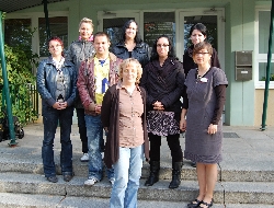 Bild 1: Schulleiterin Annett Frühauf (1. von rechts), Lehrkraft Sabine Dietrich (vorn mittig) und Teilnehmende / Regionalbudget