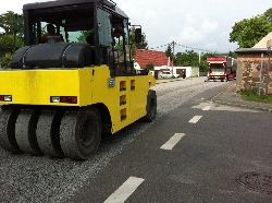 Bild 1: Eine Doppelte Oberflächenbehandlung erhält die Kreisstraße K 7107 in der Ortslage Bohsdorf. / Untere Straßenbaubehörde