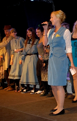 Bild 1: Julia Baer während der Aufführung des Musical "Linie 1" / Musik- und Kunstschule