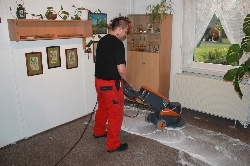 Bild 1: Azubis des OSZ Cottbus reinigen Schullandheim in Burg (Spreewald) / OSZ Cottbus