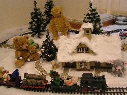 Bild 1: Weihnachtsausstellung Teddys Abenteuer Motiv 1 / Niederlausitzer Heidemuseum