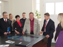 Bild 2: Dieter Titze (2. v. re.) erläutert Minister Baaske (1. v. re.) und Landrat Altekrüger (1. v. l.)  Informationsmöglichkeiten im excursio Besucherzentrum / Regionalbudget