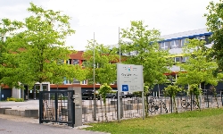 Bild 1: Haupteingang des Oberstufenzentrums II des Landkreises Spree-Neiße in der Makarenkostraße in Cottbus / Oberstufenzentrum II