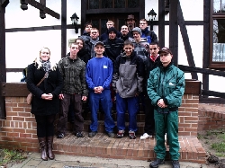 Bild 3: Lehrlinge aus dem Oberstufenzentrum Cottbus reinigen das Schullandheim Burg 