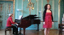 Bild 1: Teilnehmerin des Wettbewerbes 2014 - Elisabeth Mros (Gesang) Begleitung Simone Gehlsdorf (Klavier) / Musik- und Kunstschule