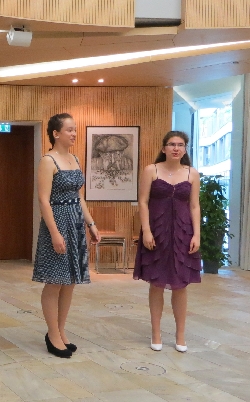 Bild 1: Elisabeth Mros und Anna-Maria Wünsche (von links) Gesang / Musik- und Kunstschule
