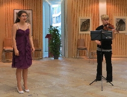 Bild 2: Anna-Maria Wünsche (Gesang) und Nora Richter (Violine) von links / Musik- und Kunstschule