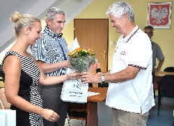 Bild 7: Landrat Robert Paw&#322;owski (Mitte) und Magda Tarlowska ehren den Hobbyfotografen Rudolf Fischer / Gerd Rattei