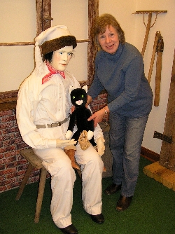 Bild 1: Regina Herrmann mit Figuren aus der Weihnachtsausstellung / Niederlausitzer Heidemuseum