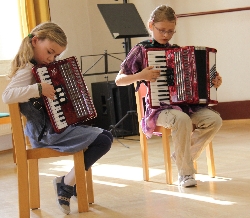 Bild 1: Akkordeonduo beim innerschulischen Akkordeonwettbewerb / Musik- und Kunstschule