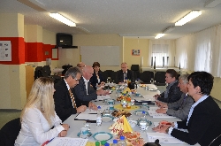 Bild 1: Beratungsteilnehmer, v.l.n.r.: P. Rademacher (Büroleiterin Landrat), Landrat H. Altekrüger, Beigeordneter O. Lalk, Dezernent C. Billing, P. Pollex (Kommunalaufsicht), Beigeordneter H. Kostrewa, Amt