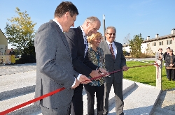Bild 1: v.l.n.r.: Peter Bienstman, Ministerpräsident Dr. Dietmar Woidke, Goedele Matthyssen und Landrat Harald Altekrüger / Pressestelle Landkreis Spree-Neiße