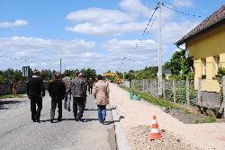 Bild 1: Polnische und deutsche Straenbauspezialisten begutachten den Fortschritt beim Bau der Strae in Bieżyce., Quelle: Landkreis Spree-Neie