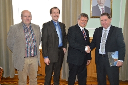 Bild 1: Spreewaldbauer Karl-Heinz Ricken, Claudius Wecke, Leiter des Branitzer Parks, Dieter Friese, Vizeprsident der AGEG begrt den Gouverneur des Oblast Kursk Alexander Nikolajewitsch Michajlow. (v.l.n.r.), Quelle: pri