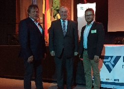 Bild 1: Dieter Friese, Ehrenvorsitzender der Euroregion sowie neuer und alter AGEG-Vizeprsident, Karl-Heinz Lambertz, Prsident der AGEG, Carsten Jacob, Geschftsfhrer der Euroregion (v.l.), Quelle: Euroregion