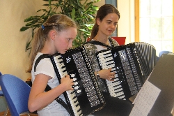 Bild 1: Kim Bambor (l.) mit ihrer Lehrerin Sarah Smith, Quelle: Dagmar Bastisch