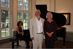Bild 1: Antje und Martin Schneider und Angela Stoll am Klavier, Quelle: Kreisbibliothek SPN