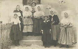 Bild 1: Kackrower Frauen nach dem Kirchgang vor der Post in Krieschow, ca. 1920, Quelle: privat, Foto aus der Sammlung von Heiko Lobert