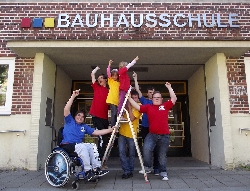 Bild 2: Schlerinnen und Schler der Bauhausschule, Quelle: Bauhausschule Cottbus