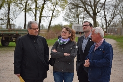 Bild 2: Landrat Harald Altekrger (links), Hanka Mittelstdt und Kai Rckewold von pro agro e.V. (in der Mitte) im Gesprch mit Dietrich Kunkel (rechts) beim Besuch in Peitz, Quelle: LK SPN