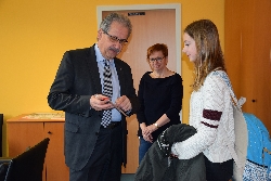 Bild 1: Landrat Harald Altekrger bergibt Gina Hlsenitz aus dem Gymnasium Forst (L.) zum Start ein Schokowappen, denn sie ist heute zum Zukunftstag im Bro Landrat ttig. , Quelle: Landkreis Spree-Neie