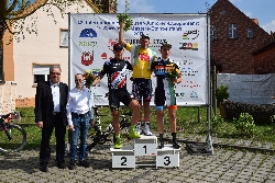 Bild 1: Landrat Harald Altekrger und Bernd Khner, Prsident des RSC Cottbus, bei der Siegerehrung der Erstplatzierten: 1. Platz Renzo Wernicke, 2. Platz Marek Bosniatzki und 3. Platz Vladi Riha, Quelle: LK SPN