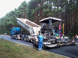 Bild 1: Bereits am Sonnabend wurde eine 4 cm Ausgleichsschicht in einer Breite von 6,5 m aufgetragen., Quelle: Landkreis SPN