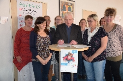 Bild 1: Abgebildete Personen (v.l.n.r.): Frau Grywotz, Frau Mina, Frau Knobloch, Frau Wauer, Herr Dr. Thuns, Frau Zacharias, Frau Steffen, Frau Krautz und Frau Lies.