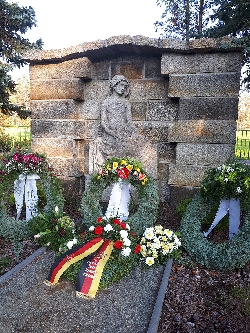 Bild 1: Zentrale Gedenkfeier des Landkreises Spree-Neie an der Grbersttte fr deutsche Gefallene auf dem Friedhof in Dbern, Quelle: Landkreis SPN