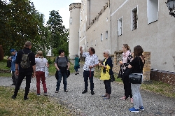 Bild 4: Eckbert Kwast (m.) begrt die Knstler vor dem Spremberger Kulturschloss des Landkreises Spree-Neie, Quelle: Landkreis SPN