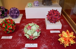 Bild 1: Origami  Die Kunst des Faltens zur Weihnachtszeit, Quelle: Eckbert Kwast