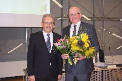 Bild 1: Landrat Harald Altekrger gratuliert Olaf Lalk (r.)