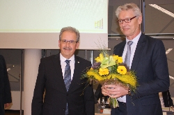 Bild 2: Landrat Harald Altekrger gratuliert Michael Koch (r.)