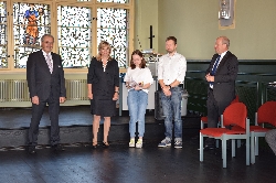 Bild 1: Landrat Harald Altekrger, Oberstufenkoordinatorin Frau Nedoma, Denise Rttger, Klassenlehrer Herr Michaelis  und Brgermeister Mahro (v.l.) , Quelle: Stephan Klekar, Azubi 1. Lehrjahr