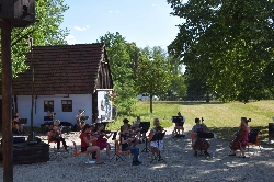 Bild 1: Ensembleprobe im Garten des Kulturschlosses in Spremberg, Quelle: Musik- und Kunstschule des Landkreises Spree-Neie